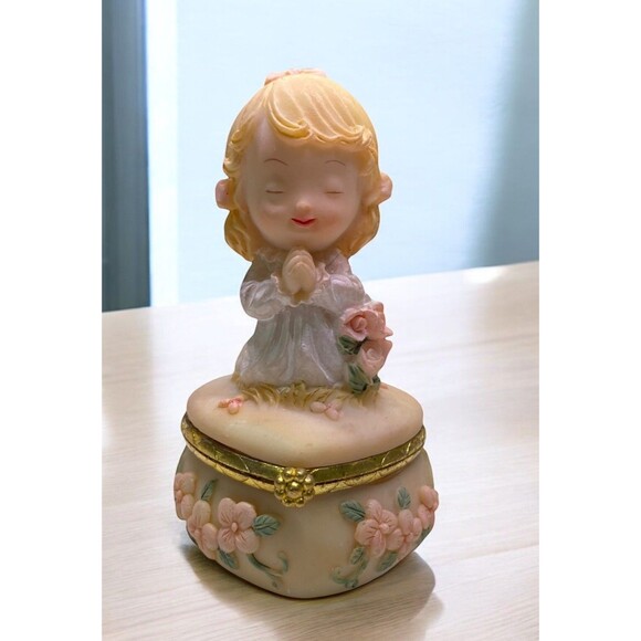 Small Vintage Hinged Trinket Box Girl Praying With 3D Pink Flowers - Picture 1 of 9